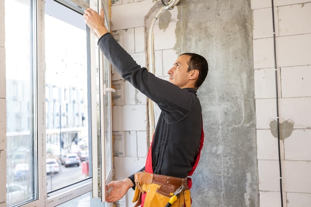 Bauarbeiter repariert Fenster im Haus.