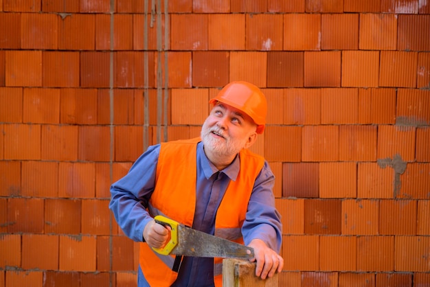 Bauarbeiter Sägen mit Handsäge Handwerker mit Handsäge Tischlerei Bauarbeiter