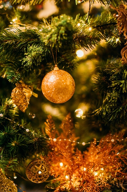 Bauble Natal paira sobre uma árvore