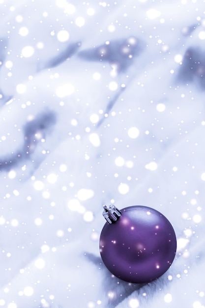 Baubles de Natal violeta em peles fofas com fundo de design de férias de inverno de luxo de brilho de neve