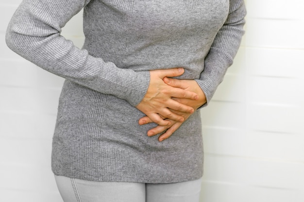 Bauchschmerzen, Verdauungsstörungen oder Menstruation. Frau leidet unter starken Bauchschmerzen Bauchschmerzen.