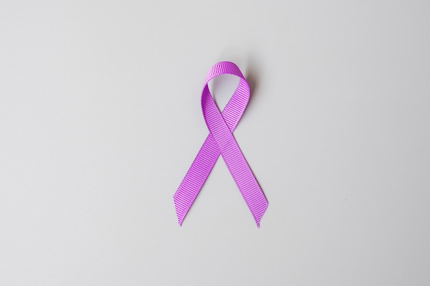 Bauchspeicheldrüsenkrebs, Welt-Alzheimer, Epilepsie, Lupus und Tag der häuslichen Gewalt Bewusstseinsmonat, Frau, die lila Band hält, um das Leben der Menschen zu unterstützen. Konzept für das Gesundheitswesen und den Weltkrebstag
