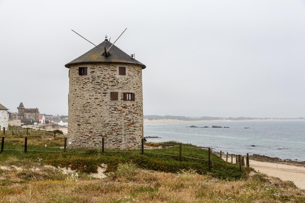 Foto bauen am meer gegen den himmel