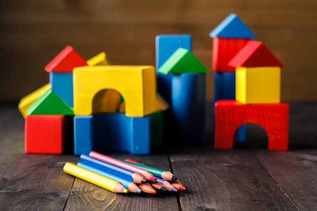 Bauen aus bunten Kinderblöcken aus Holz