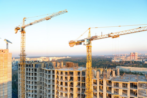 Bauen mit Kränen auf Industriebaustelle