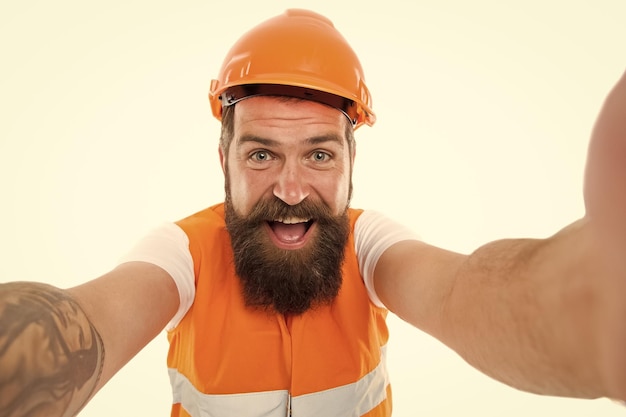 Foto bauen sie es besser in beton happy builder isolated on white bauunternehmer mit langem bart bärtiger mann lächelt in sicherheitskleidung bau- und bauarbeiten gebäude im umbau