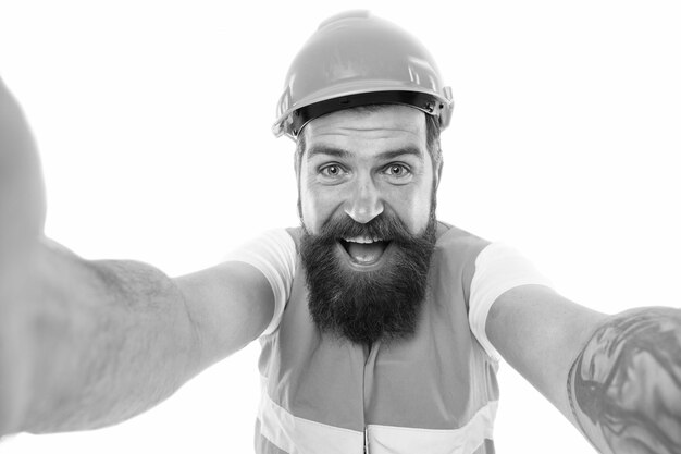 Foto bauen sie es besser in beton happy builder isolated on white bauunternehmer mit langem bart bärtiger mann lächelt in sicherheitskleidung bau- und bauarbeiten gebäude im umbau