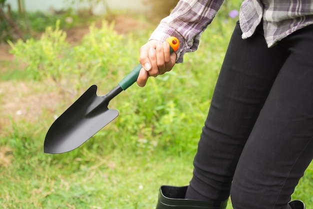 Bauer hält Gartenschaufel für die Arbeit im Farmpark