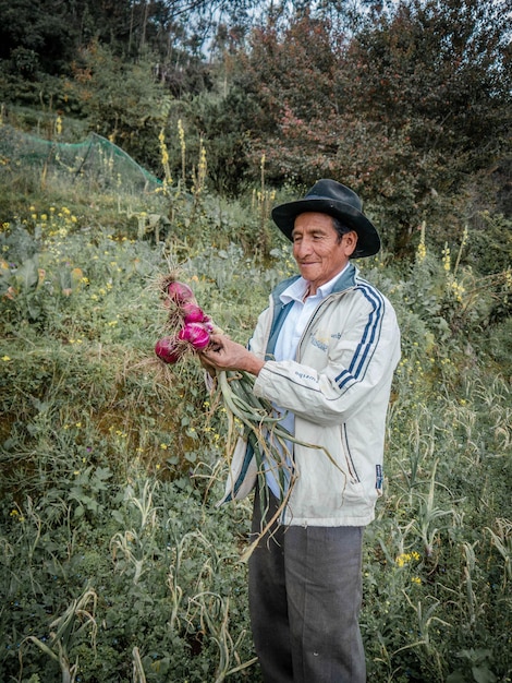 Bauer im Bio-Bauernhof in den Bergen von Peru