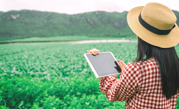 Bauer mit einer Tablette in einer Kultur