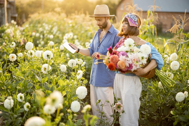 Bauern arbeiten auf Blumenfarmen im Freien