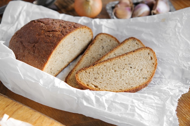 Foto bauernbrot auf weißem papier