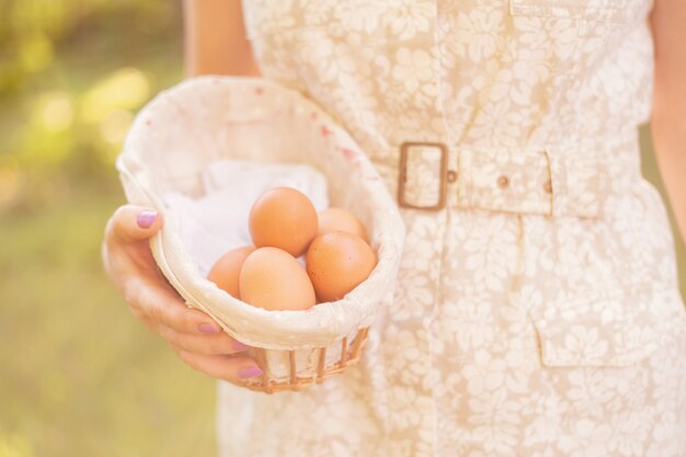 Bauernhände halten einige natürliche Eier eggs