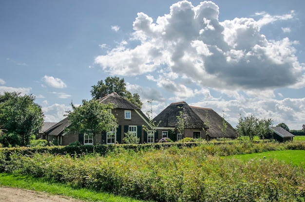 Bauernhaus unter einem dramatischen Himmel