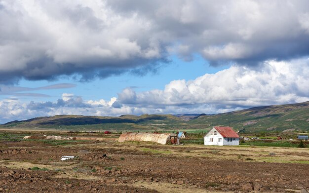 Bauernhof mit isländischen Weidepferden im Tal, Island. Europa