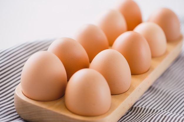 Bauernhof rohes frisches Ei im Pack auf grauer Tischzutat für die Frühstückszubereitung Rührei Omelett Spiegelei