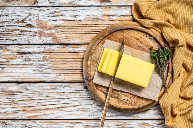 Bauernhofbutter auf weißem Holztisch.