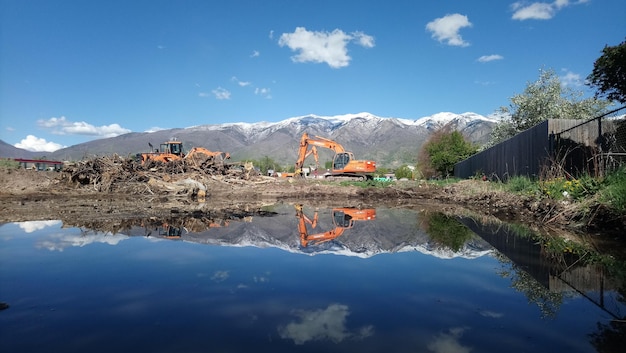 Foto baufahrzeug am see gegen den blauen himmel