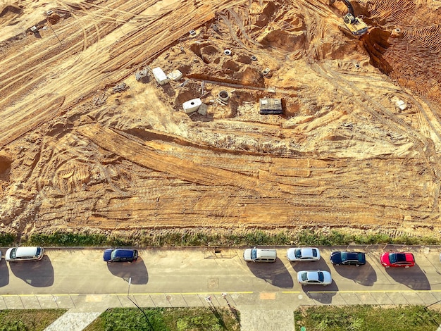 Baufeld aus Sand und Schlamm ein Ort für den Bau eines Fundaments ein Feld mit Spuren