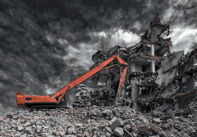 Bauhaus Abbruchbaustelle Bagger mit hydraulischer Crasher-Maschine und gelbem Container