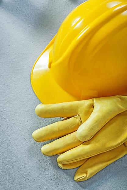 Bauhelmschutzhandschuhe auf Betonflächenbaukonzept.