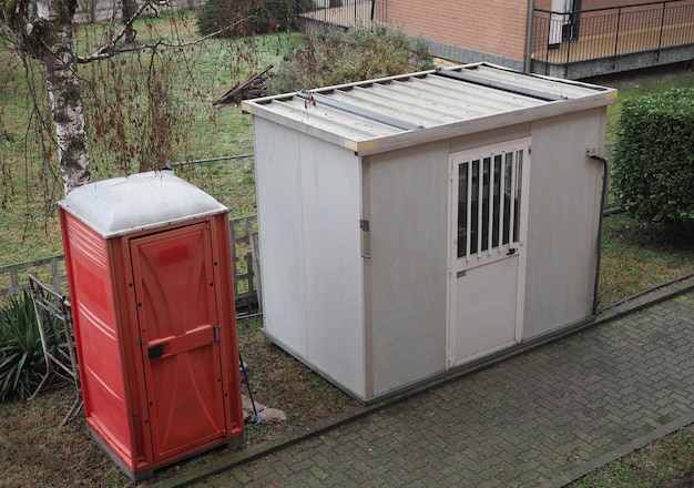 Bauhütte und Chemietoilette auf einer Baustelle