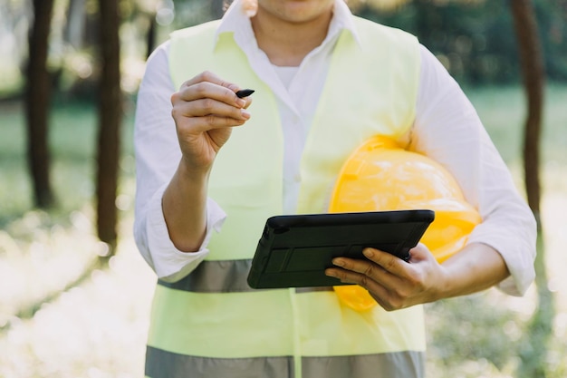 Bauingenieur, der an der Blaupause arbeitet, um große Geschäftsgebäude im Büro zu bauen Technische Werkzeuge und Baukonzept