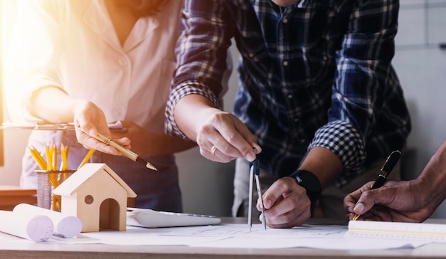 Bauingenieur, der an der Blaupause arbeitet, um große Geschäftsgebäude im Büro zu bauen Technische Werkzeuge und Baukonzept