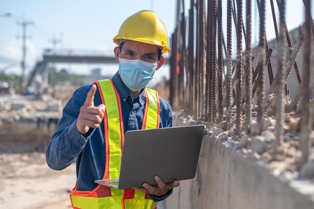 Bauingenieur mit Computerinspektion vor Ort Autobahn Straßenbau Bauarbeiter mit Laptop