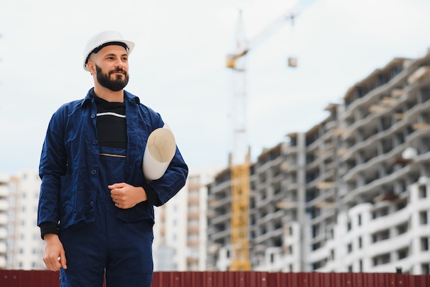 Bauingenieur mit einer Skizze in den Händen