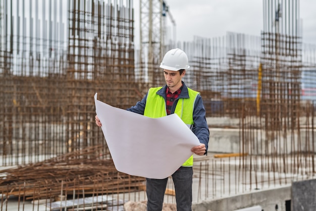 Bauingenieur mit weißem Helm