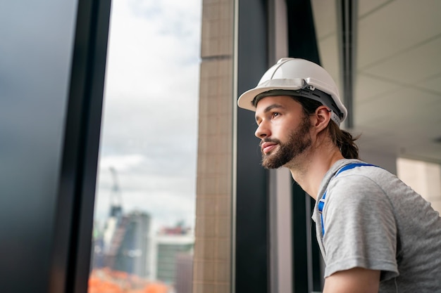 Bauingenieur oder Vorarbeiter, der die Baustelle überprüft