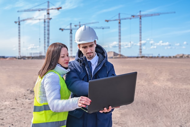 Bauingenieur und Immobilienmakler auf der Baustelle