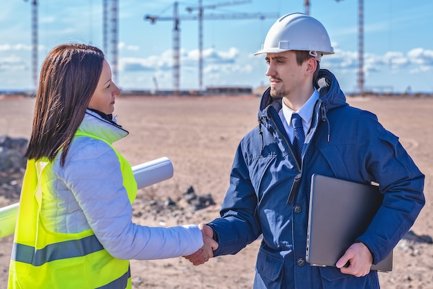 Bauingenieur und Immobilienmakler auf der Baustelle