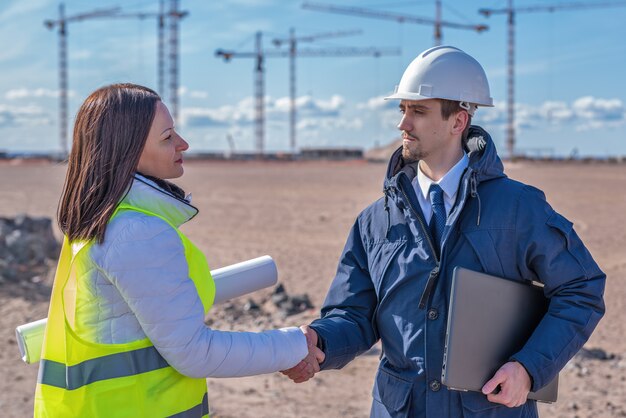 Bauingenieur und Immobilienmakler auf der Baustelle