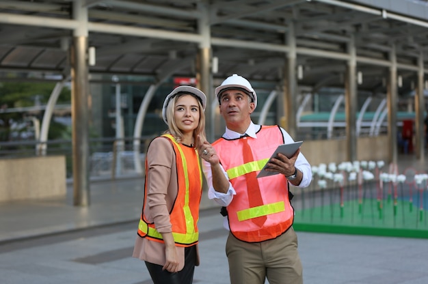 Bauingenieure arbeiten und prüfen neue Projekte auf einer Baustelle