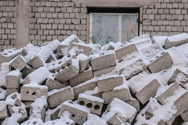 Bauklötze Schlackenblockhaufen auf der Baustelle unter Schnee