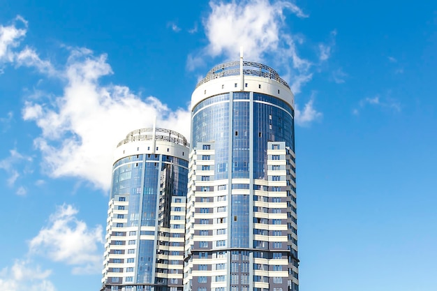 Baukomplex mit hohen Wolkenkratzern Wohngebäude Turmfassade mit vielen Glasfenstern in der Megapolis der Stadt Immobilienentwicklung Geschäftszentrum gegen blauen Himmel