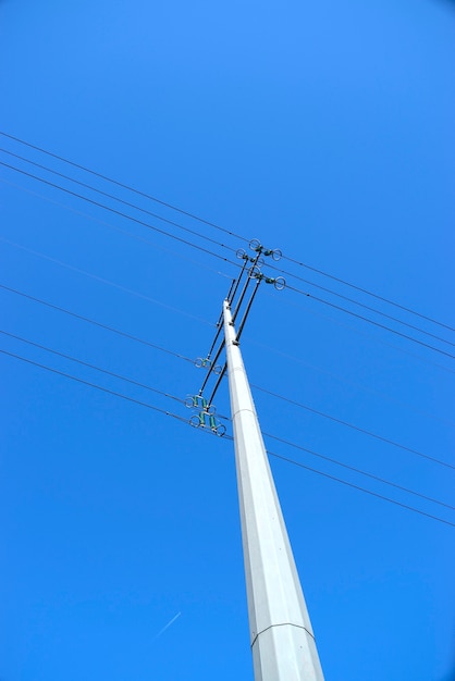 Foto baukonzept: moderner dodekagonaler elektrischer strommast für übertragungsleitung.