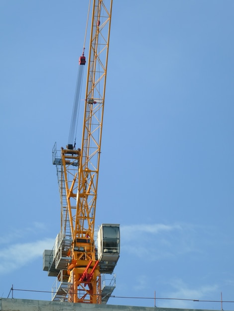 Baukran auf der Baustelle in der Baubranche