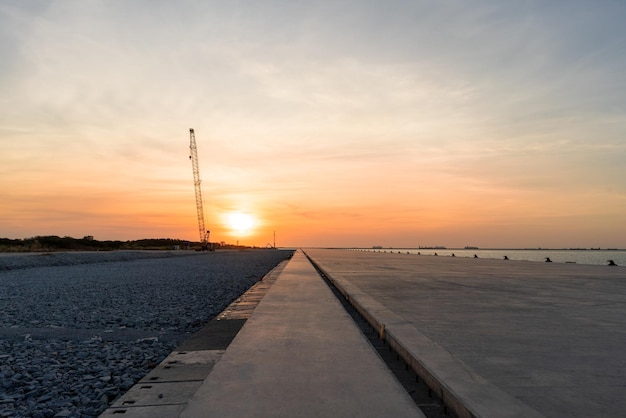 Baukran auf Sonnenunterganghintergrund