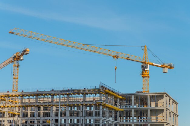 Baukran in der Nähe von neu gebauten Häusern, Bau und Entwicklung