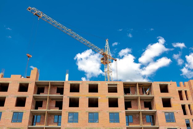 Baukran über einem Gebäude im Bau Baustelle Hintergrund