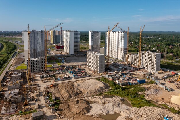 Baukran und Gebäude im Bau