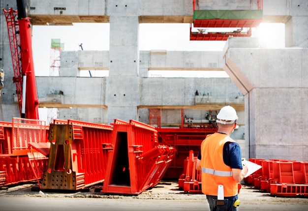 Bauleiter auf einer Baustelle