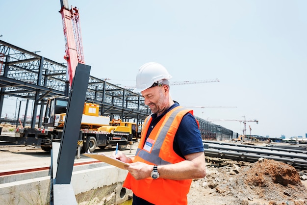 Bauleiter auf einer Baustelle