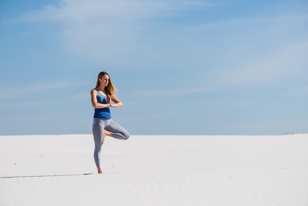 Baum Yoga Pose in der weißen Wüste