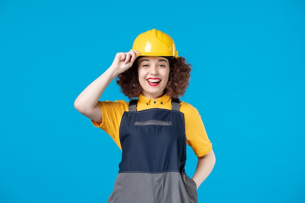 Baumeisterin in Uniform auf dem Blau