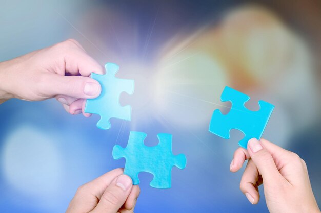 Baumhände, die versuchen, ein Paar-Puzzle zu verbinden