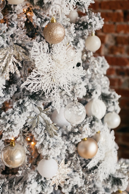 Baumschmuck am Weihnachtsbaum mit Lichtern an